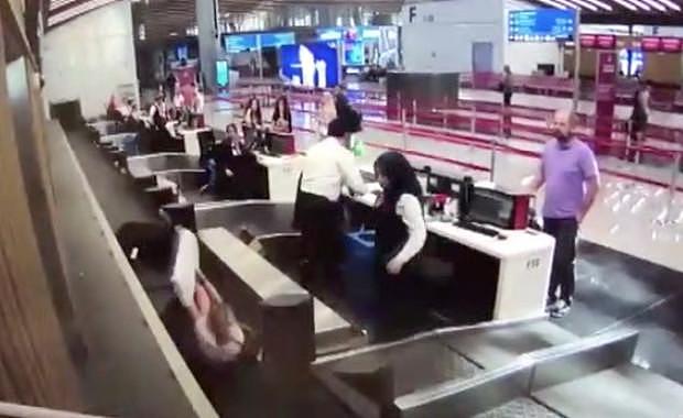 土耳其女子办完乘机手续竟爬上行李传送带：我以为这样可以登机