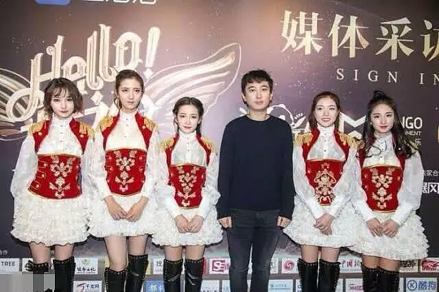 王思聪带3名新女友现身高档酒店，女友最小18岁，最大30岁