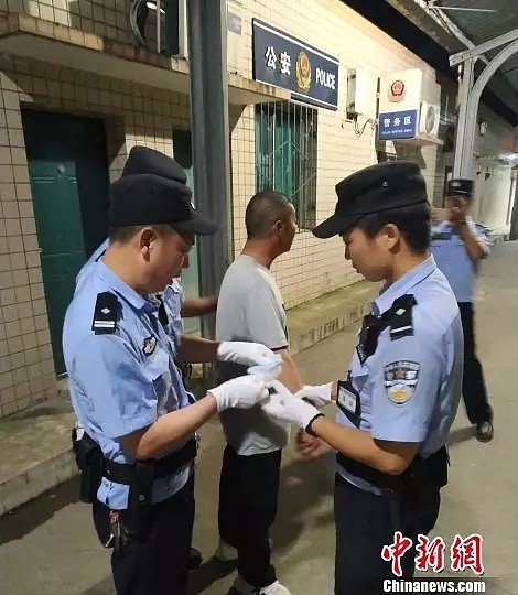 男子火车上裸睡被拘！乘客：他上来就脱了个光（图） - 2