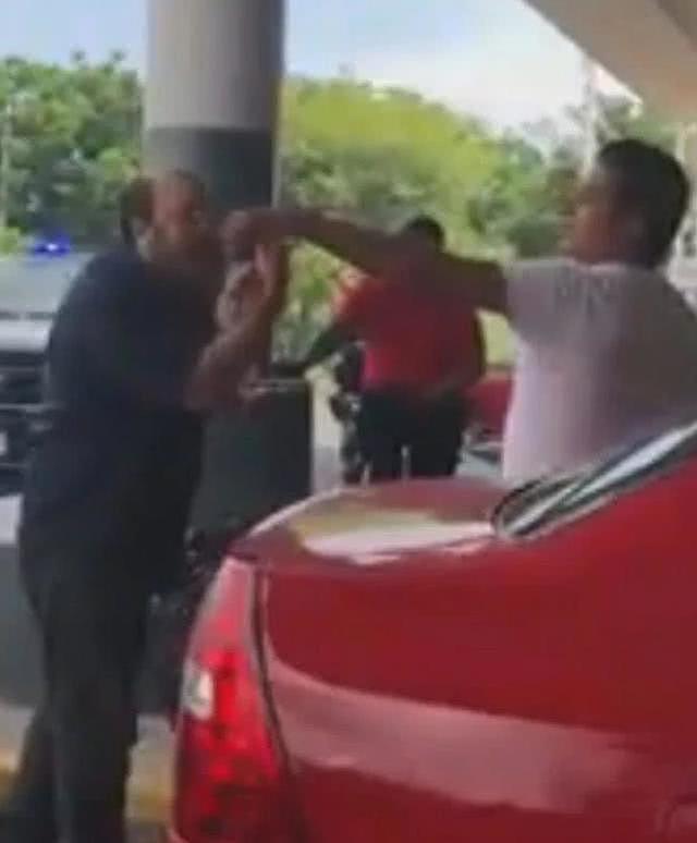 男子因停车位与人发生争吵被刺伤，眼睛里被插进一把刀