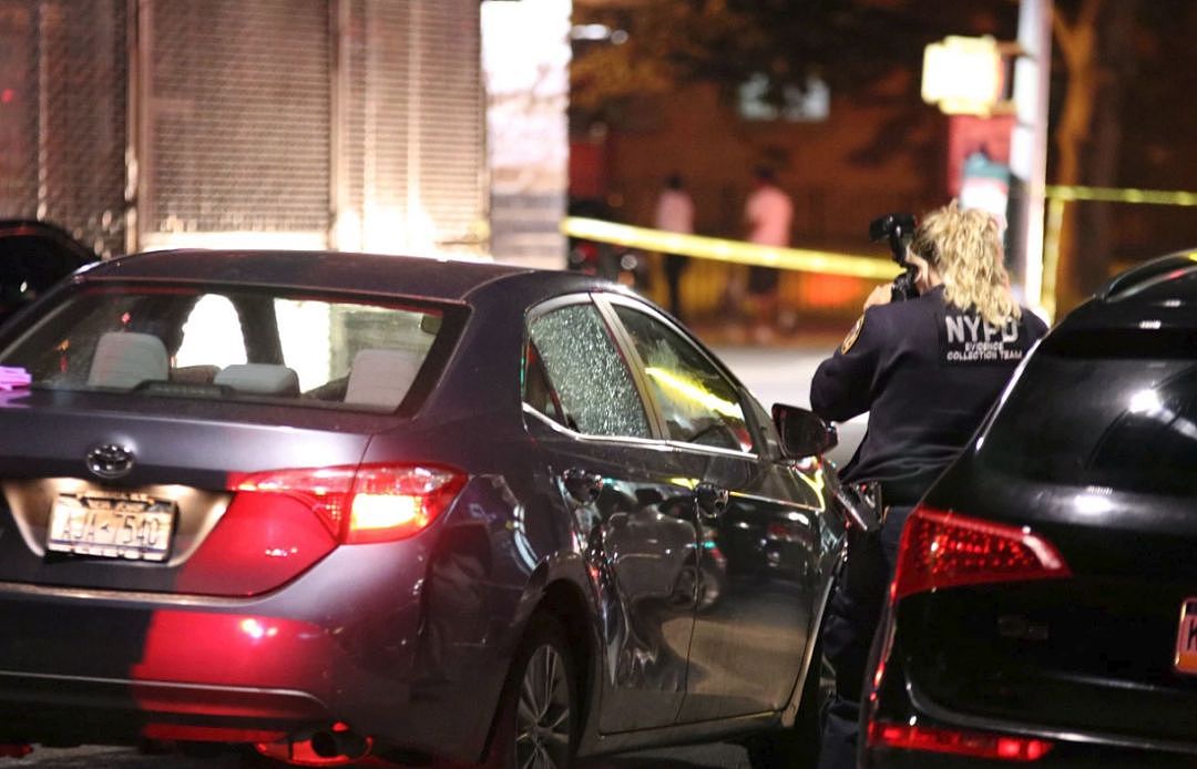 纽约街头两起乱枪扫射，女子路边车内脖颈被流弹击中...（组图） - 2