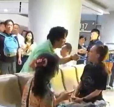 新加坡人在中国机场被打的头破血流，打人的竟是世界著名艺术家！（视频/组图） - 5
