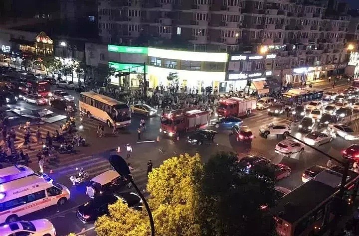 穿拖鞋开车，在杭州闹市横冲直撞致5人死亡！肇事女司机一审被判6年（组图） - 1
