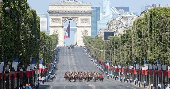法国国庆阅兵除了毫不整齐的方阵外，黄马甲又嚣张登场前来闹事了！（组图） - 36