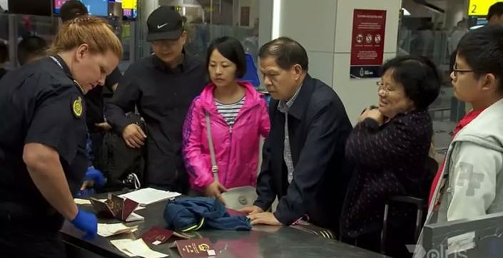 惨！华人美女导游带这个过海关被带走 当场遣返取消签证！一批中国旅客遭殃！（组图） - 1