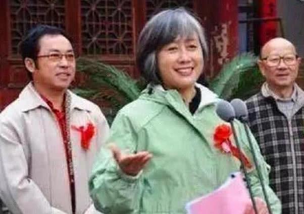 她是央视主持人，实名举报得罪姜昆被雪藏，如今满头白发 （组图） - 3