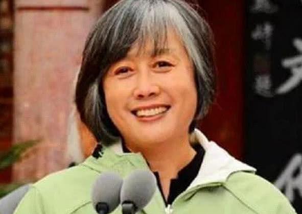 她是央视主持人，实名举报得罪姜昆被雪藏，如今满头白发 （组图） - 4