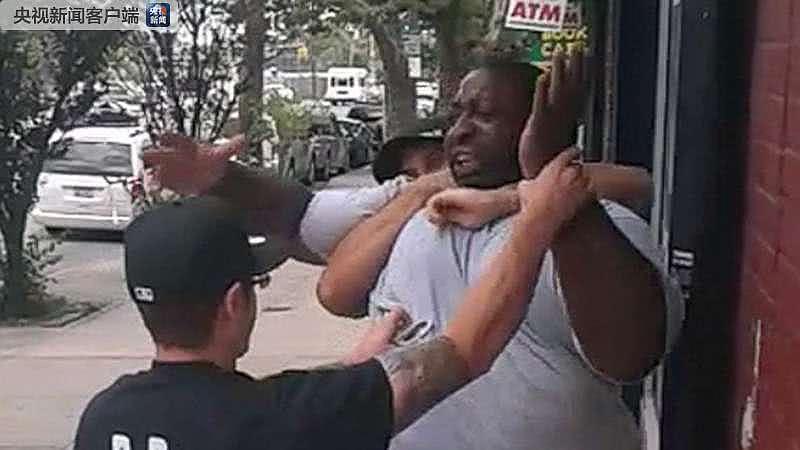 白人警察“锁喉”黑人小贩致其死亡 美司法部决定不起诉涉案警察（视频/图） - 1