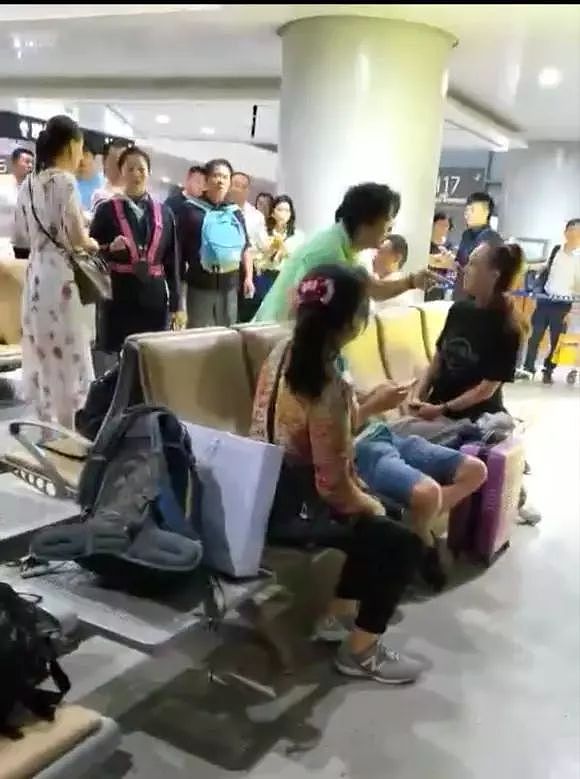 郎朗音乐伙伴黄铮大闹机场，辱骂女士殴打小孩高喊“我是头等舱”（视频/组图） - 3