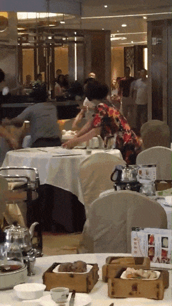 霸气外露！中国新移民在纽约中餐馆吃饭嫌上菜慢，怒掀桌子，茶壶砸人（组图） - 5