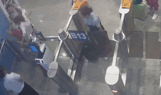 中国“伸脚绊高铁”第一人！巨婴女赶着上班，伸脚绊高铁！拍窗狂喊：快开门，等等我！（组图） - 2