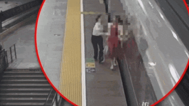 中国“伸脚绊高铁”第一人！巨婴女赶着上班，伸脚绊高铁！拍窗狂喊：快开门，等等我！（组图） - 4