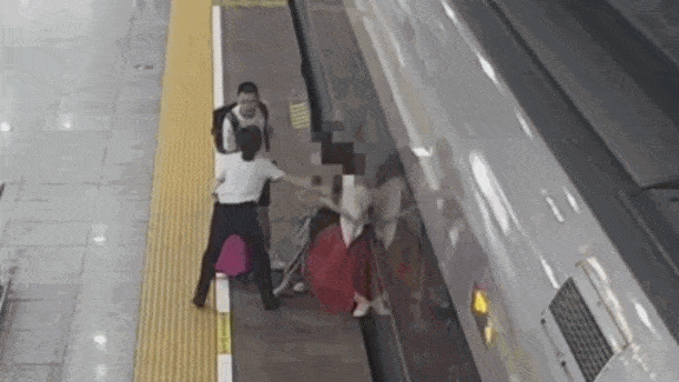 中国“伸脚绊高铁”第一人！巨婴女赶着上班，伸脚绊高铁！拍窗狂喊：快开门，等等我！（组图） - 5