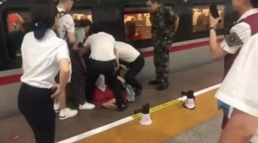 中国“伸脚绊高铁”第一人！巨婴女赶着上班，伸脚绊高铁！拍窗狂喊：快开门，等等我！（组图） - 6