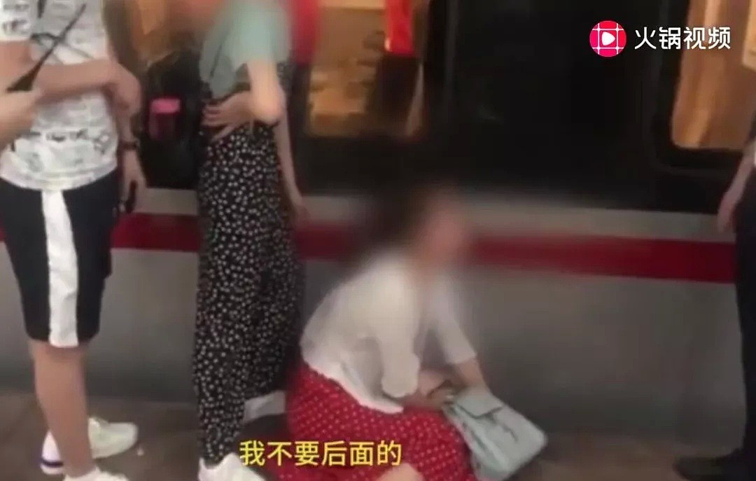 中国“伸脚绊高铁”第一人！巨婴女赶着上班，伸脚绊高铁！拍窗狂喊：快开门，等等我！（组图） - 8