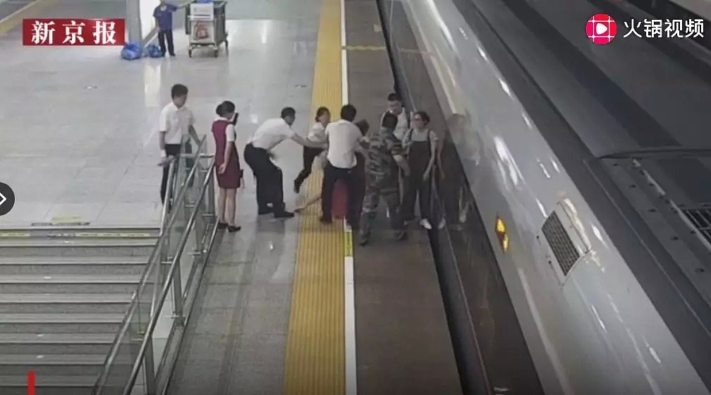 中国“伸脚绊高铁”第一人！巨婴女赶着上班，伸脚绊高铁！拍窗狂喊：快开门，等等我！（组图） - 11