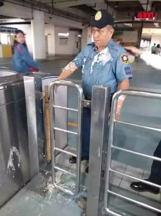 中国“伸脚绊高铁”第一人！巨婴女赶着上班，伸脚绊高铁！拍窗狂喊：快开门，等等我！（组图） - 32