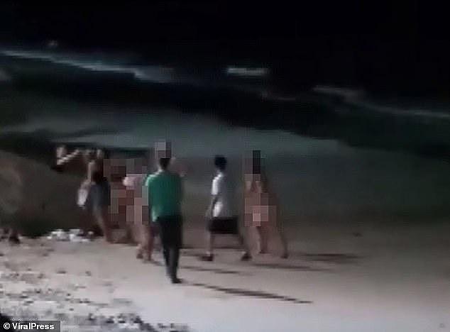 英国日本5女1男在泰国玩裸泳，刚下水就被警察逮捕，每人罚款100