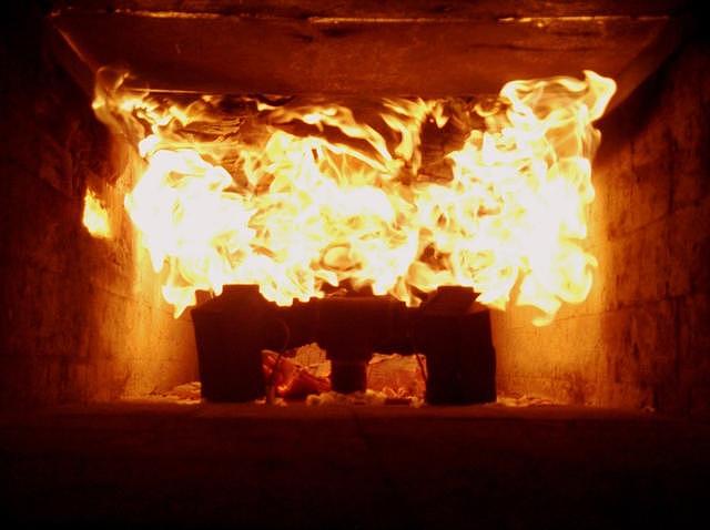 1000摄氏度高温53小时烘烤，39人在隧道里被“煮熟”