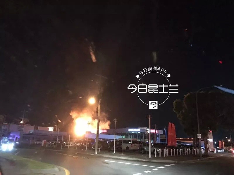 布里斯班油漆工厂深夜突发大火，数百米外清晰可见，17辆消防车到场灭火，扑救超10小时 - 2