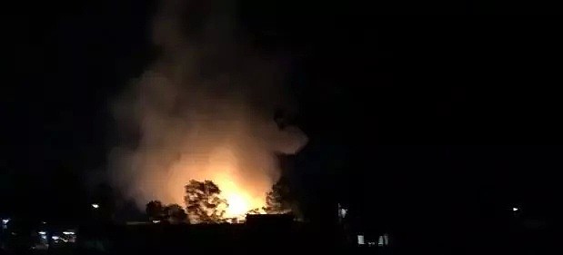 布里斯班油漆工厂深夜突发大火，数百米外清晰可见，17辆消防车到场灭火，扑救超10小时 - 6