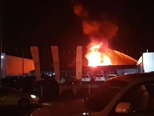布里斯班油漆工厂深夜突发大火，数百米外清晰可见，17辆消防车到场灭火，扑救超10小时 - 8