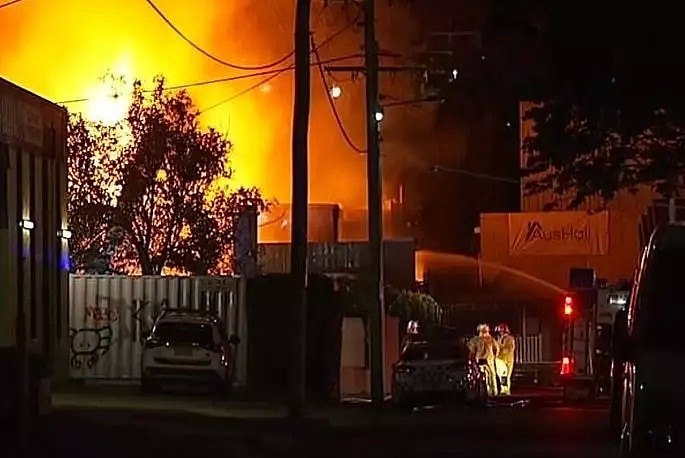 布里斯班油漆工厂深夜突发大火，数百米外清晰可见，17辆消防车到场灭火，扑救超10小时 - 9