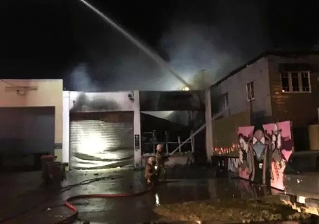 布里斯班油漆工厂深夜突发大火，数百米外清晰可见，17辆消防车到场灭火，扑救超10小时 - 13
