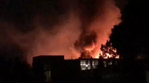 布里斯班油漆工厂深夜突发大火，数百米外清晰可见，17辆消防车到场灭火，扑救超10小时 - 14