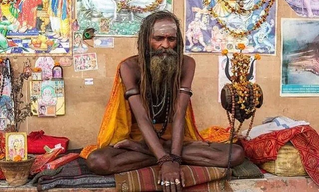 印度90岁瑜伽大师，声称77年从不进食，直到被人偷偷装了监控...（组图） - 1