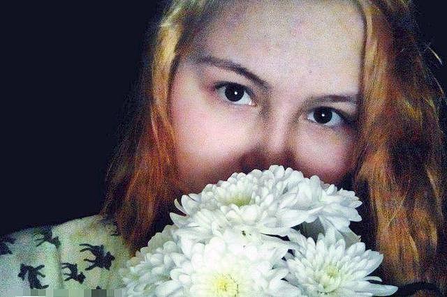 俄17岁美少女被女同伴杀死，脸蛋被割成蜘蛛网：长得太美，就该死