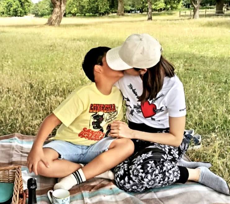 49岁李嘉欣与家人郊外野餐，突然母性大发对嘴亲吻8岁独生子（组图） - 6