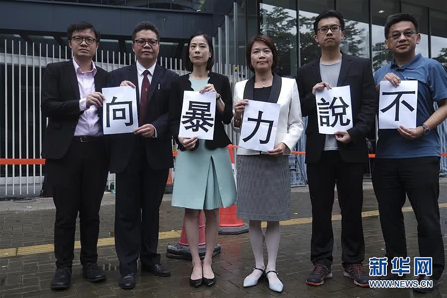 　　7月3日，香港特区立法会，香港法律界人士手拿“向暴力说不”的纸张谴责暴力行径 图自新华社