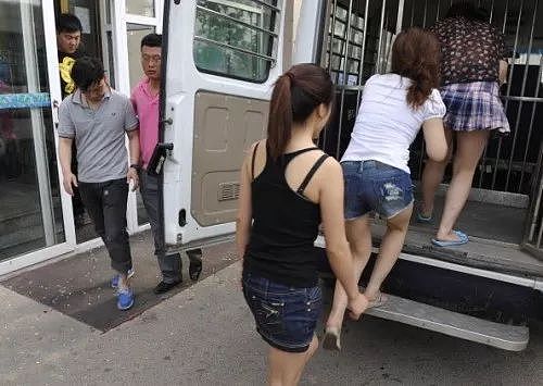这些华人女子竟然拿旅游签证到高端酒店卖淫，一晚上收700多加币（组图） - 4