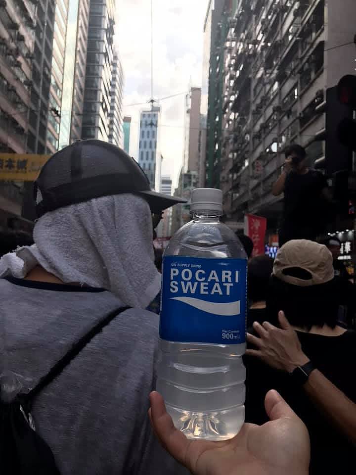 宝矿力水特刚道完歉，香港反对派又在比着喝（组图） - 4