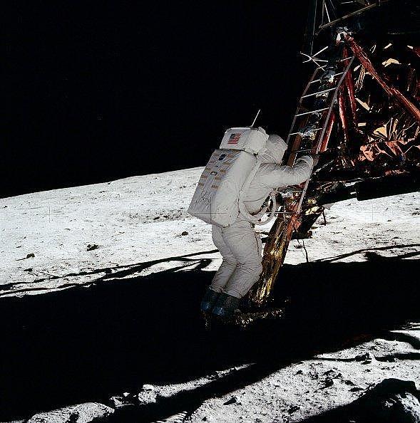 美国经典登月照片被曝伪造，著名摄影师：NASA愚弄了整个世界
