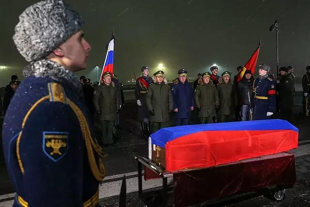 俄军飞行员穿迷彩，中国飞行员穿蓝夹克，这是用鲜血换来的经验