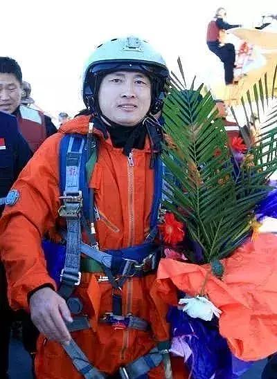 俄军飞行员穿迷彩，中国飞行员穿蓝夹克，这是用鲜血换来的经验