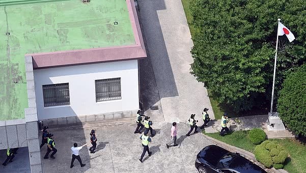 韩国6名学生闯入日本领事馆示威，已被捕 （图） - 1