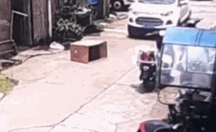 女童小巷口钻进纸箱被碾轧，警方：司机负全责（视频/图） - 2