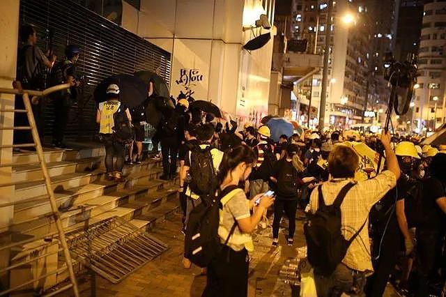 环球时报记者现场直击：香港暴徒围堵中联办绝非临时起意