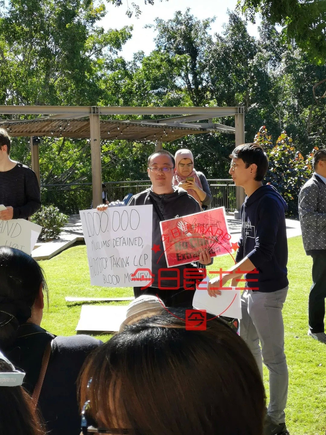 澳中国留学生现场高唱国歌声援“维护祖国统一！”不明身份人士澳名校活动现场发起集会，导致对立情绪升级 - 5