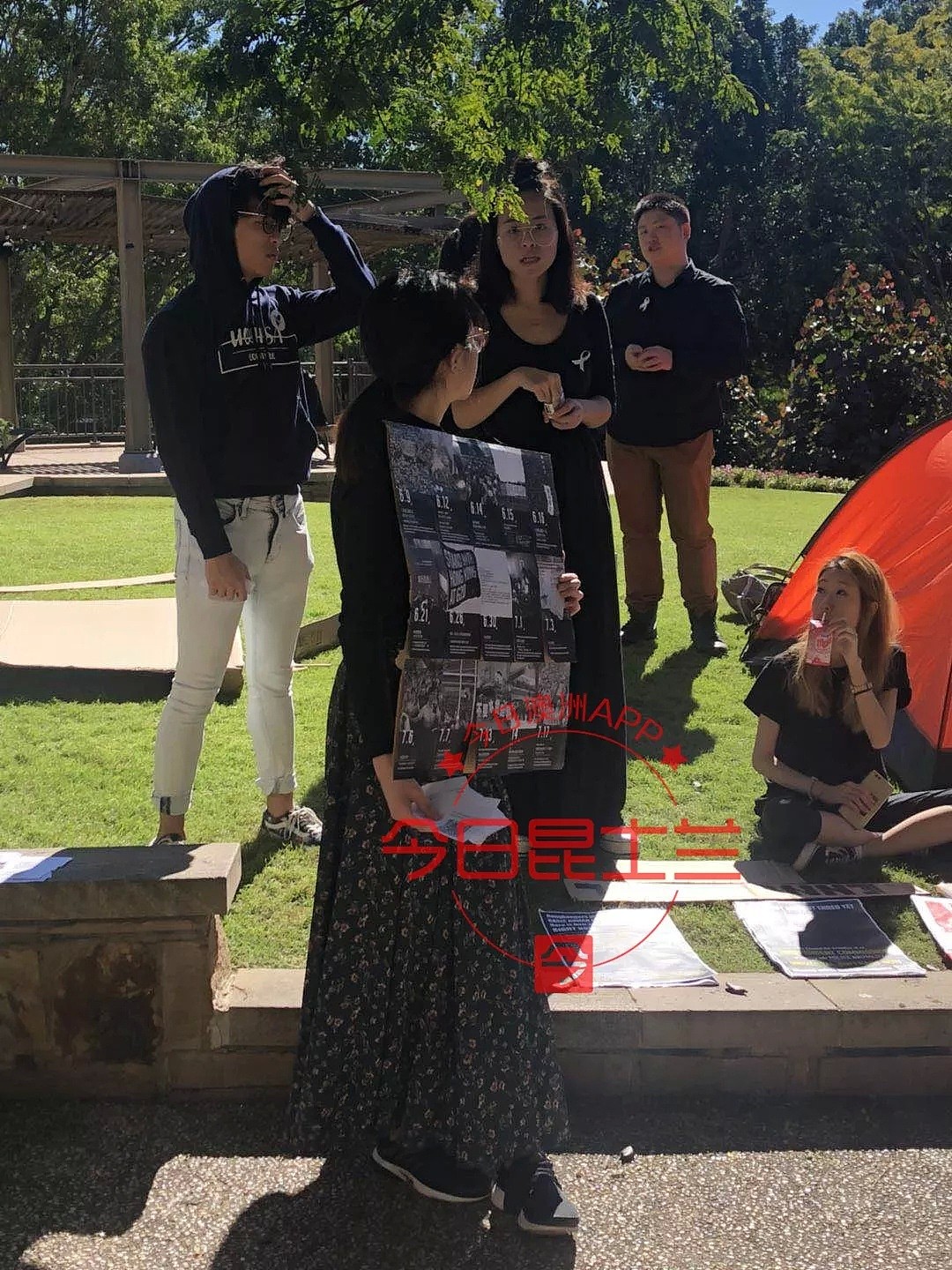 澳中国留学生现场高唱国歌声援“维护祖国统一！”不明身份人士澳名校活动现场发起集会，导致对立情绪升级 - 11