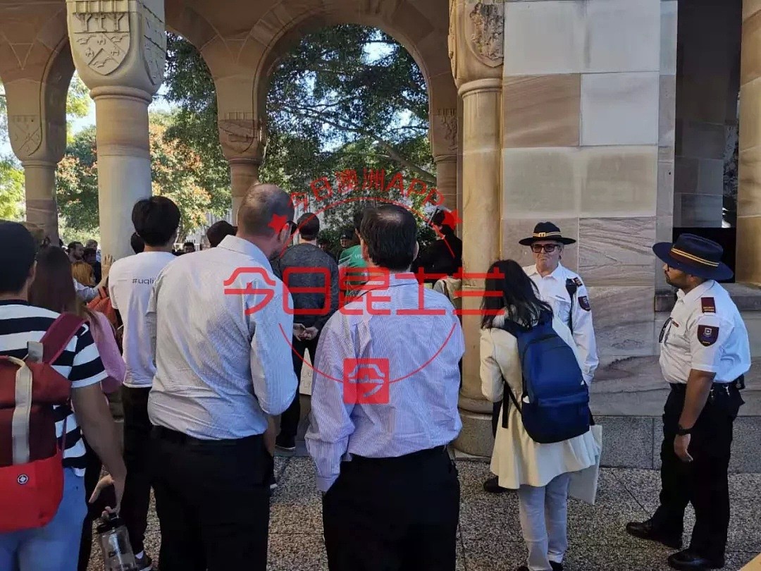 UQ中国留学生飙国歌，“维护祖国统一”！神秘人校内集会，声援香港游行，两派对峙火药味十足（视频/组图） - 35