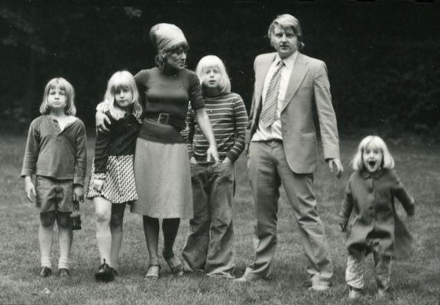 从有严重的听力障碍被欺负的孩子，到英国首相，约翰逊的六幕人生