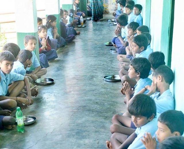 印度农村学校把厕所当厨房，孩子坐地上等开饭，1700万家庭没厨房