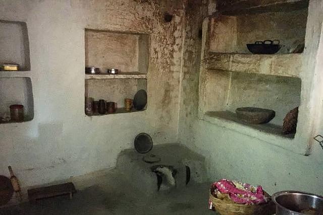 印度农村学校把厕所当厨房，孩子坐地上等开饭，1700万家庭没厨房