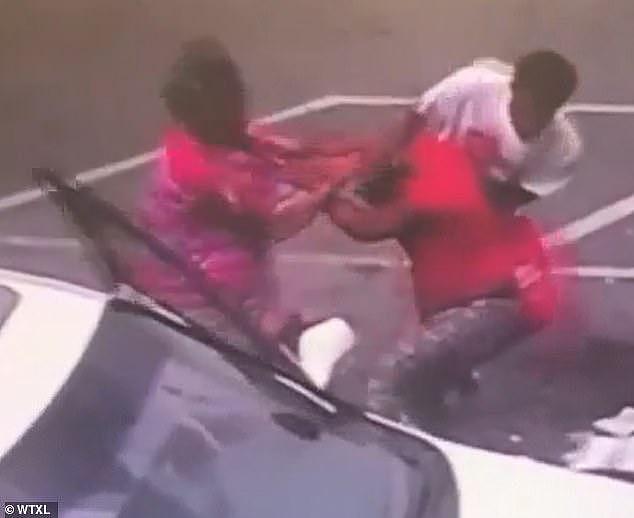 黑人妈抱娃打架，一激动娃扔地上3月大婴儿被摔死，被控谋杀虐童