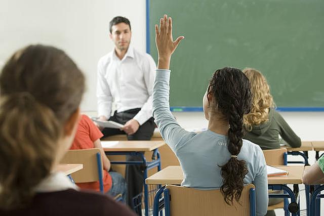 少女上课来姨妈三次举手被拒，老师：你要学会控制你的月经