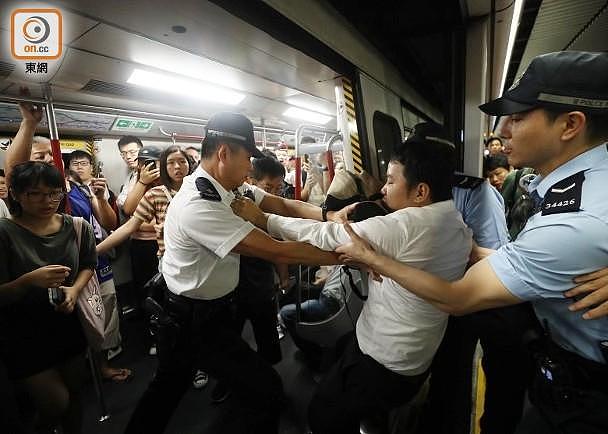 警察带走闹事者 图源：香港东网